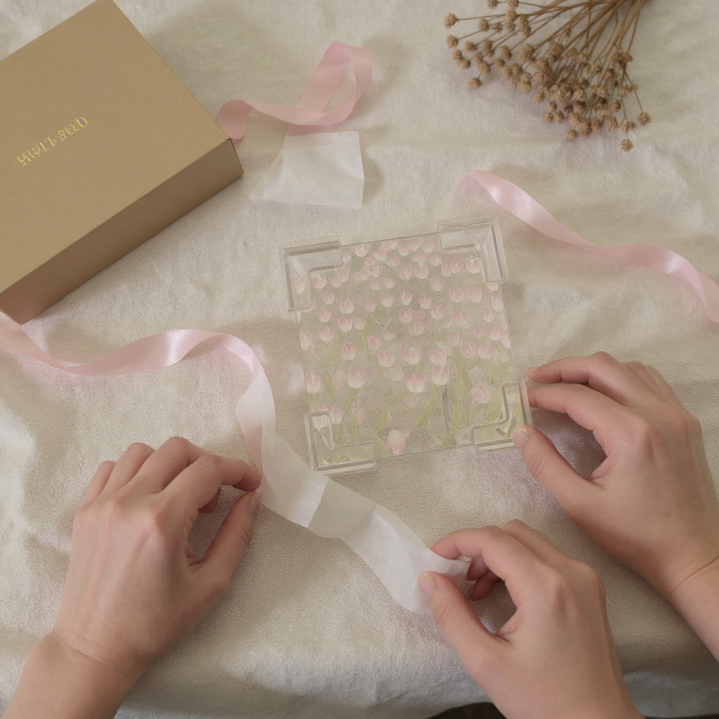 Tulip Infinity Cube gift unboxing lifestyle